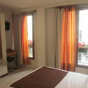 Lecluse 3*, Paris France